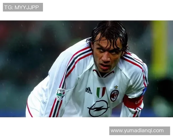 黑笔勾勒传奇足球球星魅力瞬间 展现速度与力量的艺术之美